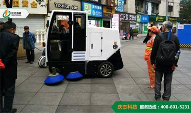 濟南步行街使用慶杰駕駛式掃地車(chē)