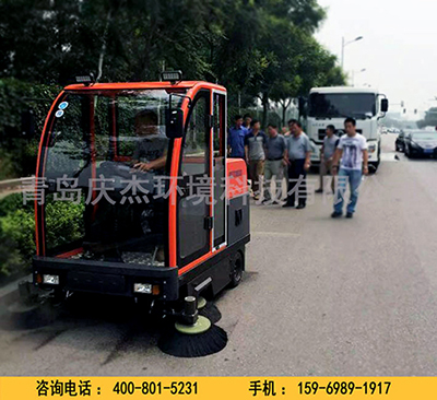 清掃道路樹(shù)葉推薦使用駕駛式掃地車(chē)環(huán)衛工打掃道路推薦使用駕駛式掃地車(chē)