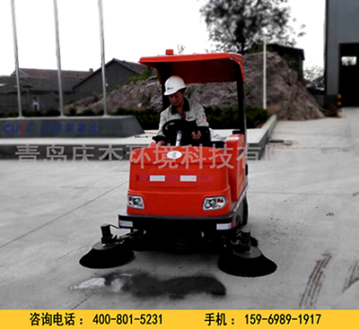 工廠(chǎng)使用駕駛式掃地車(chē)打掃衛生足以證明駕駛式掃地車(chē)在清潔行業(yè)中的受歡迎程度