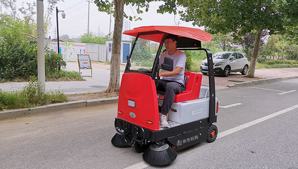 市政道路采購慶杰電動(dòng)掃地車(chē)