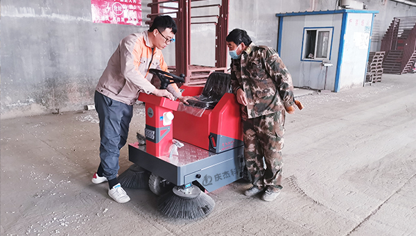 航空工業(yè)選擇駕駛式掃地車(chē)